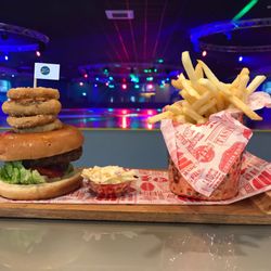 Rock n Roller - Cheeseburger and chips from our diner