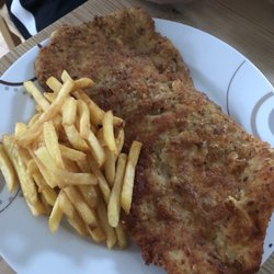 Büsumer Krabbe - Großes Schnitzel "Wiener Art" mit Pommes (14,50€)