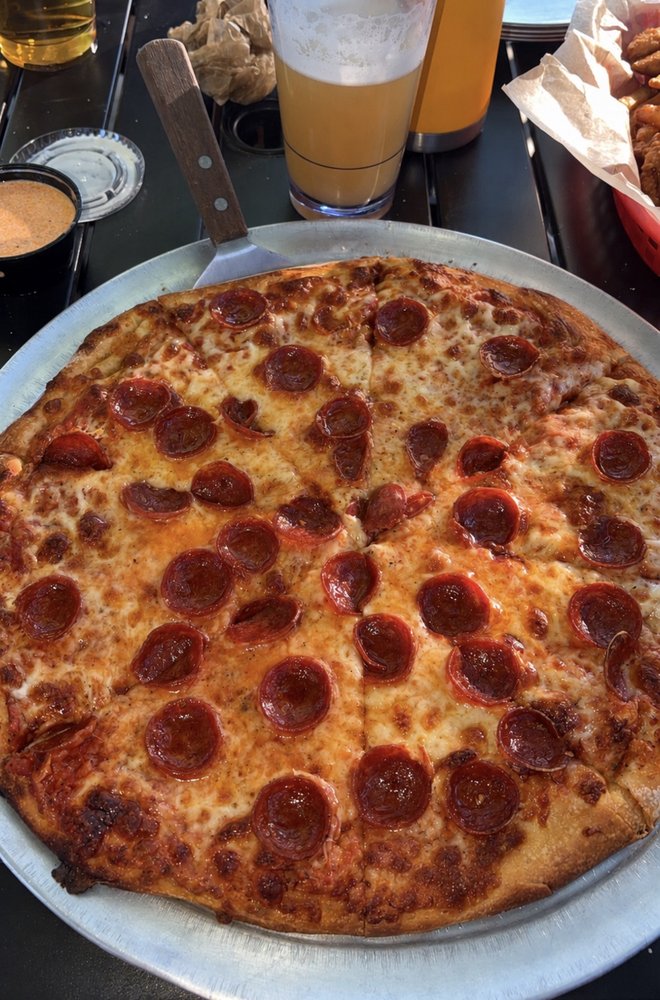 Lorenzo's Pub & Pizza Logo