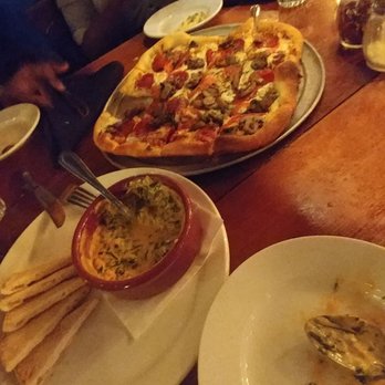 Copa Wine Bar - Warm spinach dip with pita chips and a delicious pizza - Wine Bars Near Me - San Antonio, Texas