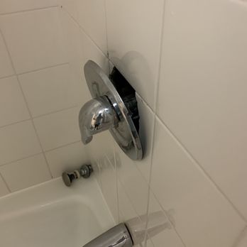 Baymont by Wyndham Kitty Hawk Outer Banks - Shower Handle Metal Flange in critical condition - Hotels Near Me - Kitty Hawk, North Carolina