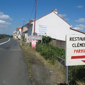 Restaurant Clemence - L'arrivée au restaurant depuis Nantes, l'entrée du parking est avant le panneau. - French Near Me - St Julien de Concelles, 44