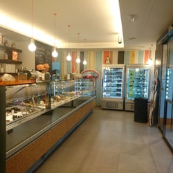 Freskura - Un alegre local a un suspiro de la Alameda de Hércules. Buena música, gran variedad de postres y helados...¿Algo más? Descúbrelo
