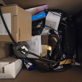 Jay's Small Moves - Sloppily packed items (note the laptop wihtout padding on the edge of the box) - Movers Near Me - Oakland, California Jay's Small Moves - Sloppily packed items (note the laptop wihtout padding on the edge of the box) - Movers Near Me - Oakland, California