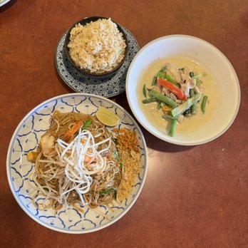 Talay Thai Restaurant - Kaeng Khiew Waan with chicken (green curry), Pad Thai with prawns with a bowl of brown rice - Thai Near Me - Vancouver, British Columbia Talay Thai Restaurant - Kaeng Khiew Waan with chicken (green curry), Pad Thai with prawns with a bowl of brown rice - Thai Near Me - Vancouver, British Columbia