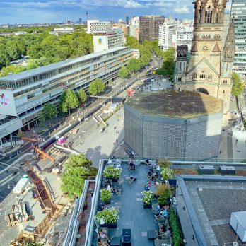 One Lounge - nur auf halber Gebäudehöhe gelegen - aber damit witziger Weise immer noch höher als die "Rooftops" der Nachbarschaft... - Lounges Near Me - Berlin, BE One Lounge - nur auf halber Gebäudehöhe gelegen - aber damit witziger Weise immer noch höher als die "Rooftops" der Nachbarschaft... - Lounges Near Me - Berlin, BE