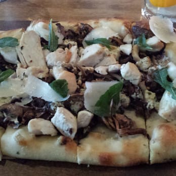 Moxies Richmond Restaurant - chicken and mushroom pizza - Steakhouses Near Me - Richmond, British Columbia