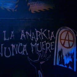 Uta Bar - En los muros del UTA hay varias leyendas que tienen que ver con la anarquía.