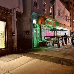 Taco House - Vista del edificio de noche