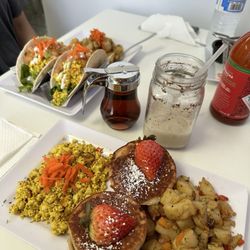 Antojitos Veganos - Tacos, pancake sandwich, chai tea
