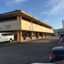 Luciano's Books - El frente de la tienda / The front of the store.