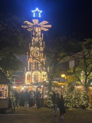 Christmas market at Cologne Cathedral by null