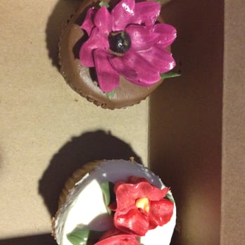 Cupcake Cafe - Chocolate and Vanilla Cupcakes- Pretty decor! - Coffee & Tea Near Me - New York, New York
