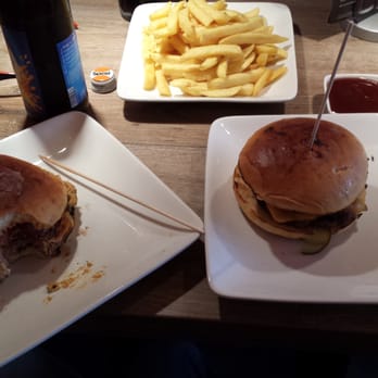 Feuerstein's - Großer Chilli Cheese Burger und kleiner Hamburger. - Burgers Near Me - Cologne, NW Feuerstein's - Großer Chilli Cheese Burger und kleiner Hamburger. - Burgers Near Me - Cologne, NW
