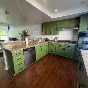 Munoz Painting - Kitchen cabinets painted + hardware - Painters Near Me Munoz Painting - Kitchen cabinets painted + hardware - Painters Near Me