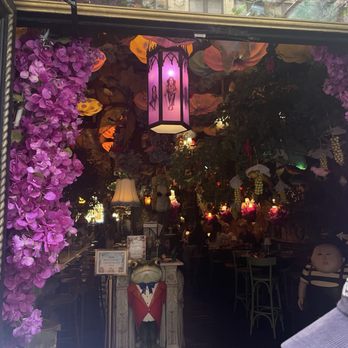 Oscar Wilde - entrance - Cocktail Bars Near Me - New York, New York