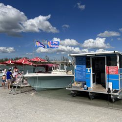 Ice cream vendor and food vendor where the boats park by the island.