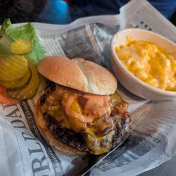 Smashburger with mac and cheese