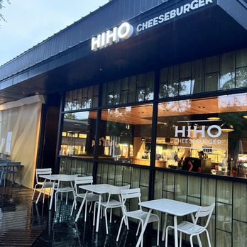 HiHo Cheeseburger | Studio City - Entrance; plenty of outdoor seating - New American Near Me - Studio City, California