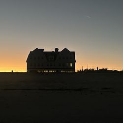 Elizabeth Pointe Lodge - Looking back at Elizabeth Pointe lodge from the beach at sunset