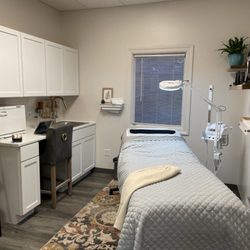 Vibe Aesthetics by Lisa Lincoln - Medical Aesthetics Treatment Room