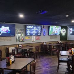 Lollygaggers Sports Pub & Grill - Floral City - Front dining area