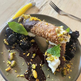 L'Oca d'Oro - Cannoli, Texas cherries, limoncello ricotta, pistachio - Italian Near Me - Austin, Texas