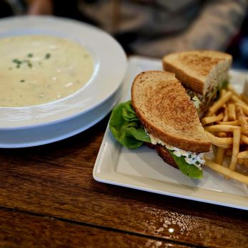 PIER 39 - Bistro Boudin's bowl of clam chowder and Dungeness Crab Cake sandwich - Shopping Centers Near Me - San Francisco, California