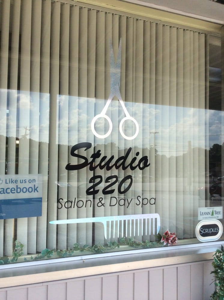Studio 220 & Day Spa Logo