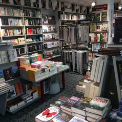 Buchhandlung Reuffel - Ganz viele Bücher