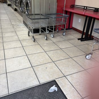 Oviedo Coin Laundry - Trash, dirty floors - Laundromat Near Me - Oviedo, Florida Oviedo Coin Laundry - Trash, dirty floors - Laundromat Near Me - Oviedo, Florida
