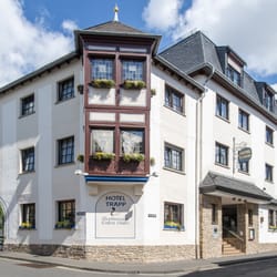 Hotel Trapp - Titel hinzufügen