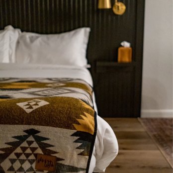 Jackalope Motor Lodge - very warm blanket and bed - Hotels Near Me - Pinedale, Wyoming Jackalope Motor Lodge - very warm blanket and bed - Hotels Near Me - Pinedale, Wyoming