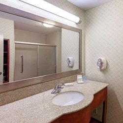 Hampton Inn & Suites El Paso West - Guest room bath