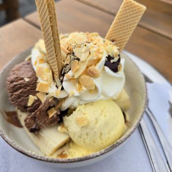 Bergrestaurant Kehlsteinhaus - Banana split - German Near Me Bergrestaurant Kehlsteinhaus - Banana split - German Near Me