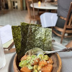 Harp & Crown - Salmon poke bowl