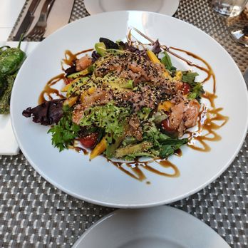 Avinyo 10 - Salmon salad - Mediterranean Near Me - Barcelona, B Avinyo 10 - Salmon salad - Mediterranean Near Me - Barcelona, B