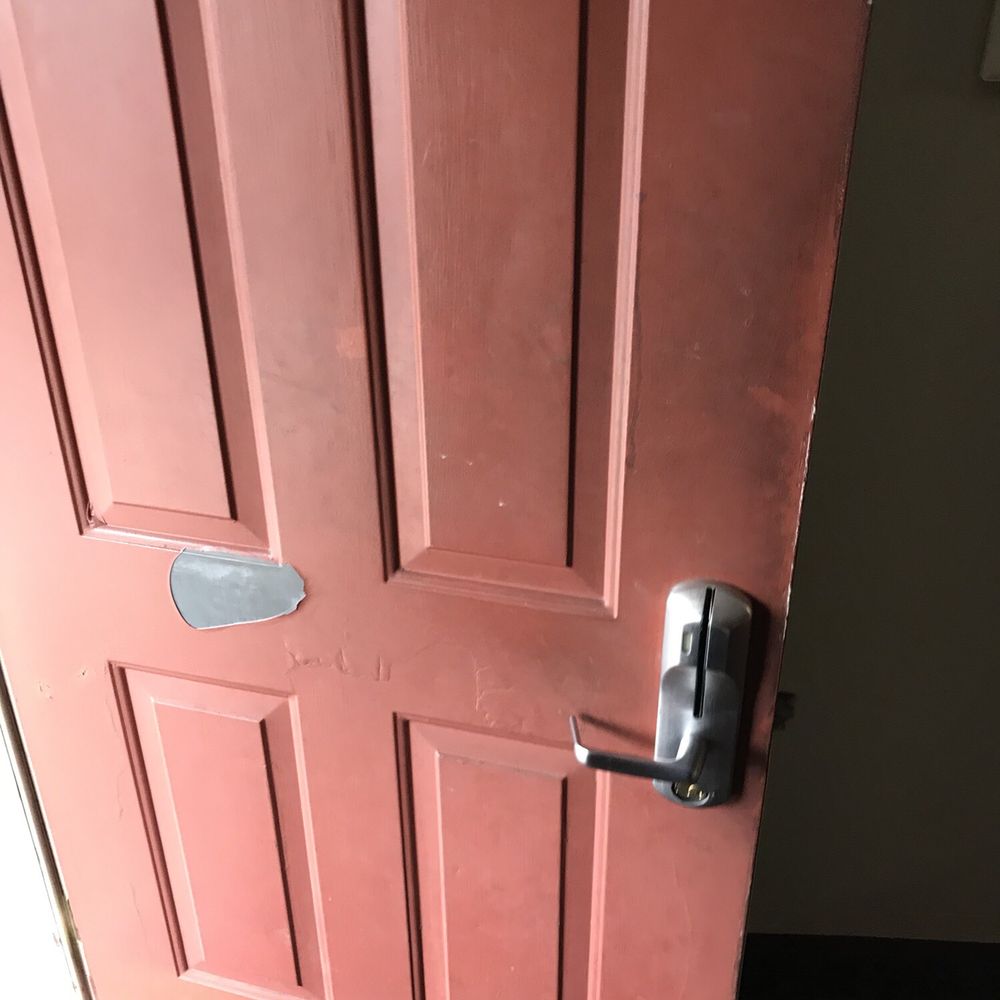 Econo Lodge - Can't even clean to door or at least paint it. - Hotels Near Me - Tracy, California