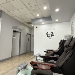 V's Nails Spa - Massage chairs