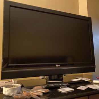 Vancouver Marriott Pinnacle Downtown Hotel - TV monitor 36" - room was clean but dated as shown by no wall mounted TV - Hotels Near Me - Vancouver, British Columbia Vancouver Marriott Pinnacle Downtown Hotel - TV monitor 36" - room was clean but dated as shown by no wall mounted TV - Hotels Near Me - Vancouver, British Columbia