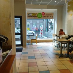 Subway - Innen wird gerade renoviert. Aber neue Tische und neue Stühle sind da/ Inside is being renovated. But new tables and new chairs are there.