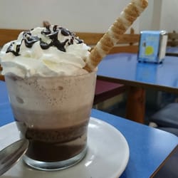 Aliva - Chocolate a la francesa con nata montada.