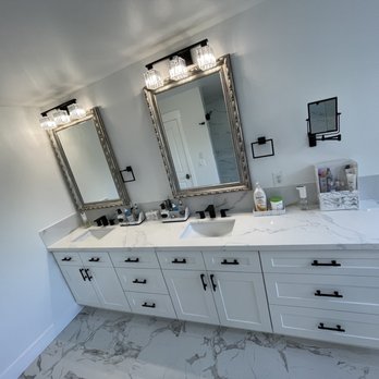 Go Far Construction - a bathroom with two sinks and mirrors - General Contractors Near Me - Lynnwood, Washington Go Far Construction - a bathroom with two sinks and mirrors - General Contractors Near Me - Lynnwood, Washington