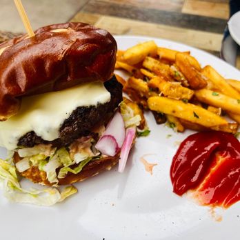 Miramonte Winery - Wagyu burger - Wineries Near Me - Temecula, California