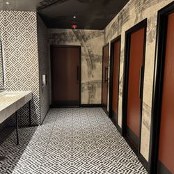 F1 Arcade - Clean bathroom