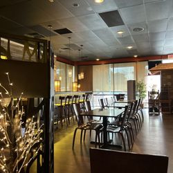 Dolsot Bistro - Bar and entrance