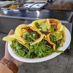 Tacos La Guera - 2 Al pastor + 2 Cabeza + 1 Asada