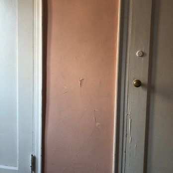 The Leo House - Peeling paint on all the walls. Not just one spot -- peeling everywhere, top to bottom. - Bed & Breakfast Near Me - New York, New York