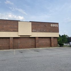 FedEx Ship Center - 21 June 2023 -- Outside the FedEx Shipping and Pickup Center in Middleburg Heights