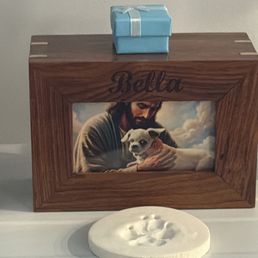 Bella's urn, heart charm with some of her ashes and a paw print of Bella. All was included in the package I chose. Bella's urn, heart charm with some of her ashes and a paw print of Bella. All was included in the package I chose.